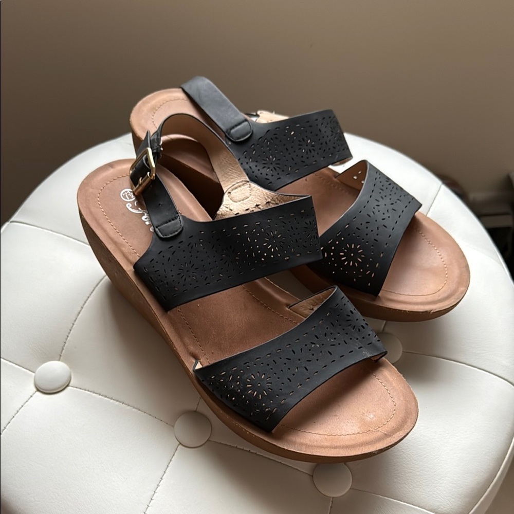 Forever black wedge sandals size 7 1/2